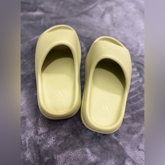 YEEZY SLIDE (COLOR RESIN) - Picture 4 of 7